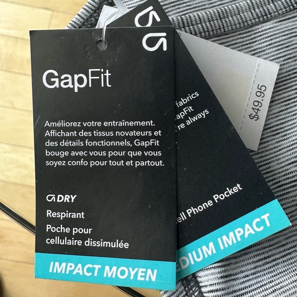 NWT Gap. GapFit Medium Impact Sports Bra. Size Medium. - Picture 3 of 5